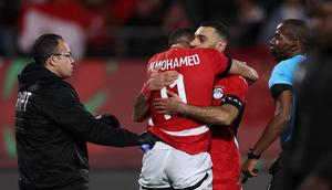 Pemain Timnas Mesir, Mohamed Salah mendapat pelukan dari rekan setim usai mengalahkan Zimbabwe di Piala Afrika 2025. (FRANCK FIFE / AFP)