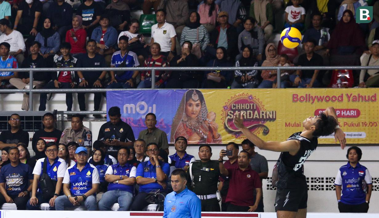 Pemain Timnas Voli Thailand, Anurak Phanram melakukan servis ke arah pemain Timnas Voli Indonesia pada laga putaran pertama SEA V League 2023 di Padepokan Voli Jenderal Polisi Kunarto, Bogor, Minggu (23/07/2023). (Bola.com/Bagaskara Lazuardi)