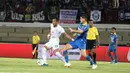 Bek Persebaya Surabaya, Hansamu Yama, mengamankan bola dari bek Persib Bandung, Nick Kuipers, pada laga Liga 1 Indonesia di Stadion I Wayan Dipta, Bali, Jumat (18/10). Persib menang 4-1 atas Persebaya. (Bola.com/Aditya Wany)