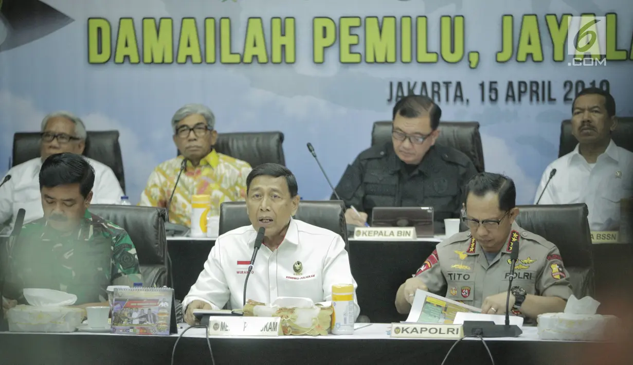 Menko Polhukam, Wiranto (tengah) memimpin rapat koordinasi dengan KPU-Bawaslu, Polri, TNI hingga menteri di Kantor Kemenko Polhukam, Jakarta, Senin (15/4). Rapat membahas mengenai kesiapan akhir pengamanan tahapan pemungutan dan perhitungan suara pemilu serentak 2019. (Liputan6.com/Faizal Fanani)