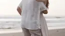 Sambil memeluk sang kekasih, rambut Haviza panjang Haviza pun dibiarkan terurai tanpa poni. Wajahnya dipoles makeup natural. [@donnywg@lovoto.bali @adisukamotret]
