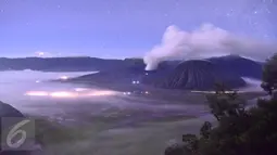 Pemandangan Gunung Bromo saat menjelang pagi hari di lereng seruni, Kabupaten Probolinggo, Minggu, (3/4 /2016). Terjadinya erupsi lava di gunung Bromo yang masih terjadi menambah eksotik keindahan gunung ini. (Gholib)