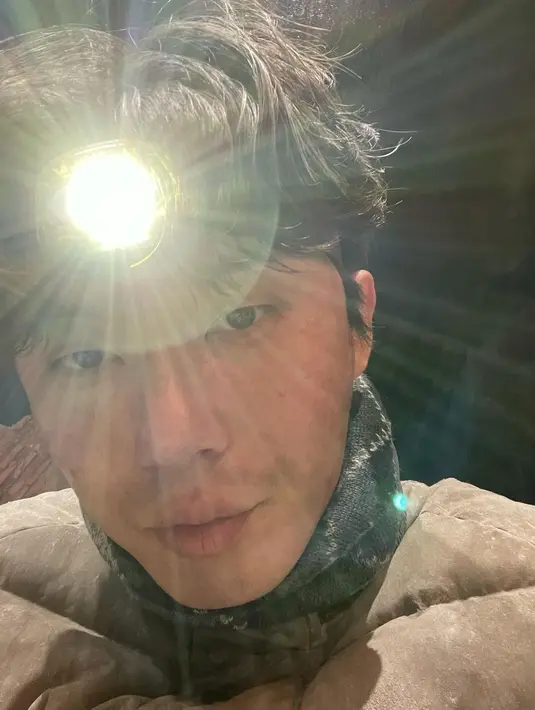 Park Seo Joon mengunggah foto dalam mode zoom saat dirinya yang berperan sebagai Min Sung memakai head lamp. (Foto: Instagram/ bn_sj2013)