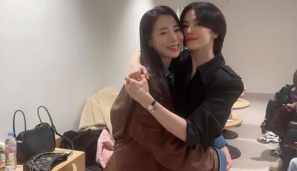 Kehadiran sahabat dan rekan-rekan Song Hye Kyo membuat suasana semakin mengharukan. Lim Ji Yeon, yang menjalin persahabatan dengan Song Hye Kyo sejak membintangi "The Glory" (2022-2023), tampak hadir sebagai bentuk dukungannya terhadap film ini. (Liputan6.com/IG/@limjjy2)