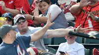 Ketika sedang menyaksikan pertandingan latihan baseball, seorang anak nyaris cedera karena ada pemukul bola yang melayang ke wajahnya.