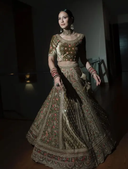 <p>Pevita Pearce tampil memesona mengenakan busana khas India, lahengan warna kecoklatan yang dihiasi dengan bordiran dan beads.&nbsp;[@pevpearce]</p>