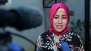 Sejak 10 Februari silam, Kartika Putri memutuskan untuk menutup aurat. Ia tampil mengenakan hijab. Meski banyak orang yang melihat terlalu tergesa-gesa, tapi menurut Karput, keinginan itu sejak lama. (Deki Prayoga/Bintang.com)