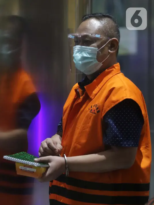 Pejabat Pembuat Komitmen (PPK) di Kementerian Sosial, Matheus Joko Santoso usai menjalani pemeriksaan lanjutan di Gedung KPK, Jakarta, Jumat (19/3/2021). Matheus Joko Santoso sebagai tersangka dugaan korupsi pengadaan bantuan sosial penanganan pandemi COVID-19. (Liputan6.com/Helmi Fithriansyah)