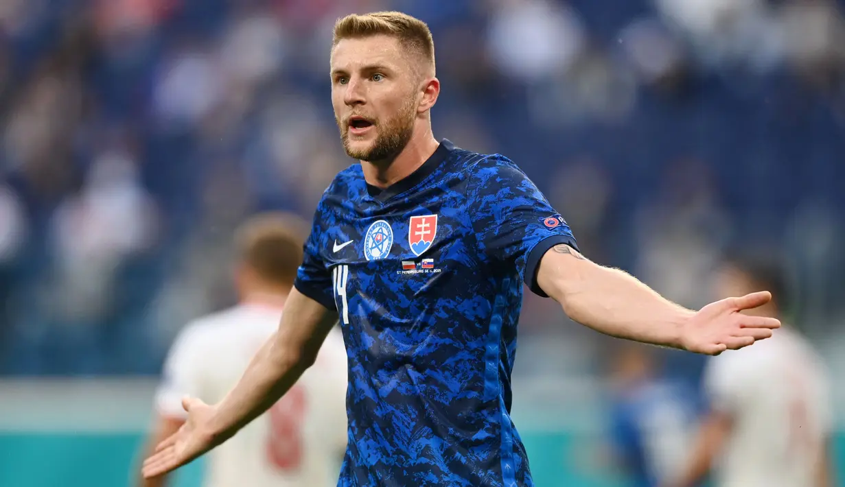 Milan Skriniar - Bek tangguh Inter Milan ini harus mengubur mimpinya dalam-dalam untuk tampil di Piala Dunia 2022. Milan Skriniar dan kawan-kawan kalah bersaing setelah hanya mampu finis di peringkat ketiga Grup H. (AFP/Kirill Kudryatsev)