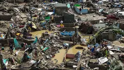 Foto udara menunjukkan rumah-rumah yang rusak akibat terjangan Topan Kalmaegi di Talisay, Provinsi Cebu, Filipina, pada Rabu 5 November 2025. Sementara, 13 lainnya masih dinyatakan hilang setelah badai dahsyat itu menerjang wilayah Filipina tengah. (Jam STA ROSA/AFP)