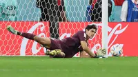 Kiper Maroko, Yassine Bounou berhasil menghalau tendangan penalti pemain Spanyol saat babak 16 besar Piala Dunia 2022 yang berlangsung di Education City Stadium, Selasa (06/12/2022). (AFP/Jack Guez)