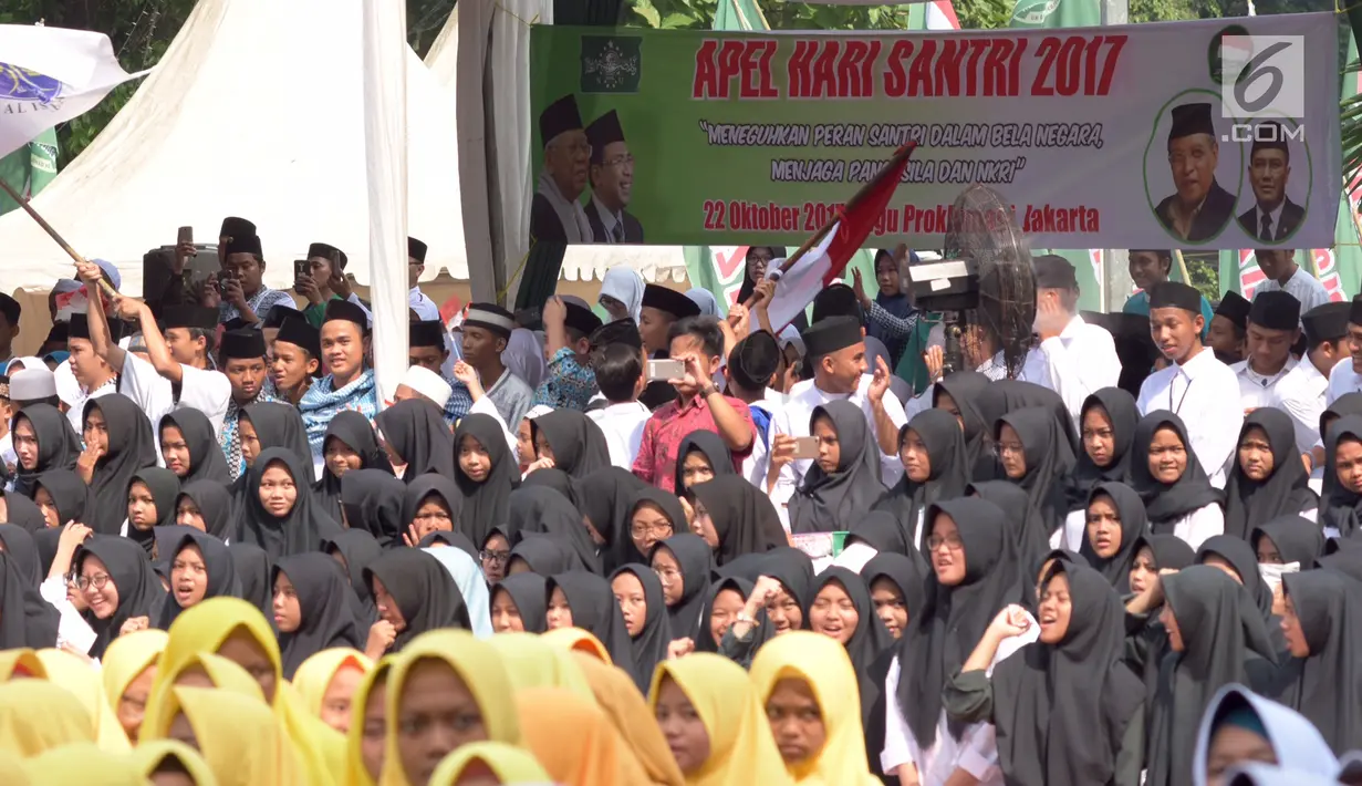 Para santri memadati lapangan saat Apel Hari Santri Nasional 2017, di Tugu Proklamasi, Jakarta, Minggu (22/10). Acara ini mengangkat tema Meneguhkan Peran Santri dalam Bela Negara, Menjaga Pancasila, dan NKRI. (Liputan6.com/Fery Pradolo)