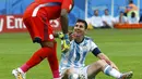 Kapten Timnas Argentina, Lionel Messi (kanan) menerima uluran tangan penjaga gawang Nigeria, Vincent Enyeama, di laga penutup penyisihan Piala Dunia 2014 Grup F di Stadion Beira Rio, Porto Alegre, Brasil, (25/6/2014). (REUTERS/Stefano Rellandini)