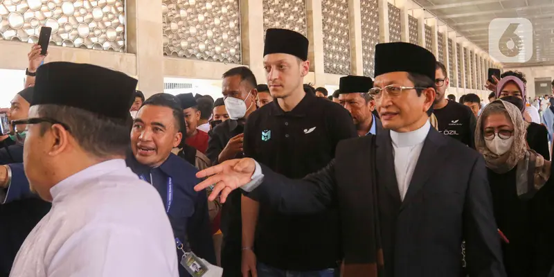 Mesut Ozil Penuhi Janjinya Sholat Jumat di Masjid Istiqlal