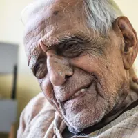 Kakek 98 tahun ini tak pernah lelah membantu kaum miskin di negaranya. | Sumber Foto: 