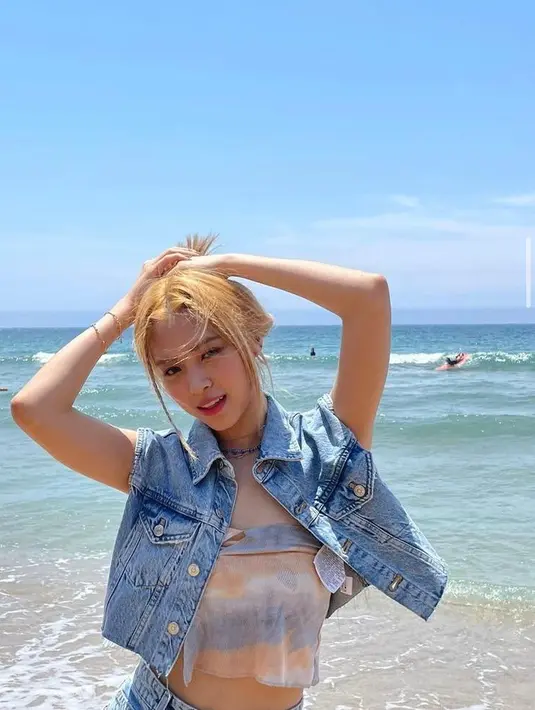 Casual outfit dengan denim on denim tak boleh kamu lewatkan. Agar makin stylish, bisa tiru gaya Ryujin ITZY satu ini. Padukan cropped denim vest dengan crop top dan denim mini skirt (Instagram/itzy.all.in.us).