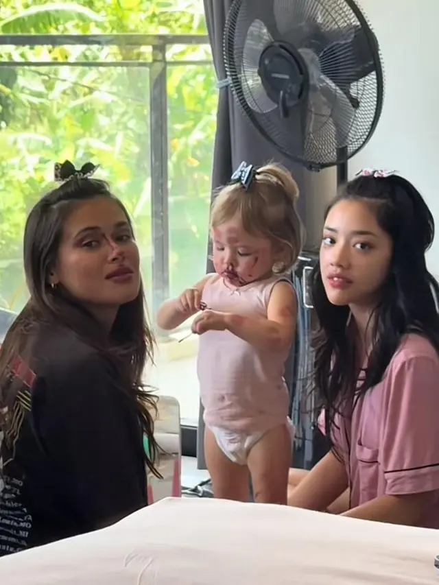 Kamari bereksperimen dengan lipstik Jennifer Coppen. (credit:tiktok.com/@jennifer.coppen)