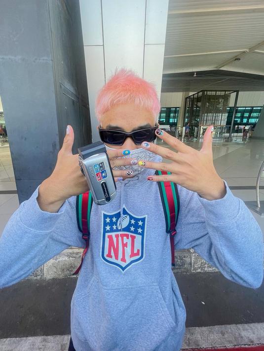 Bahkan, penampilan Debano dengan rambut pink ini sempat menjadi sorotan. Pasalnya, putra Iis Dahlia tak hanya tampil mencolok dengan warna rambut pink tapi juga kuteks yang digunakan. (Liputan6.com/IG/@iamdevano)