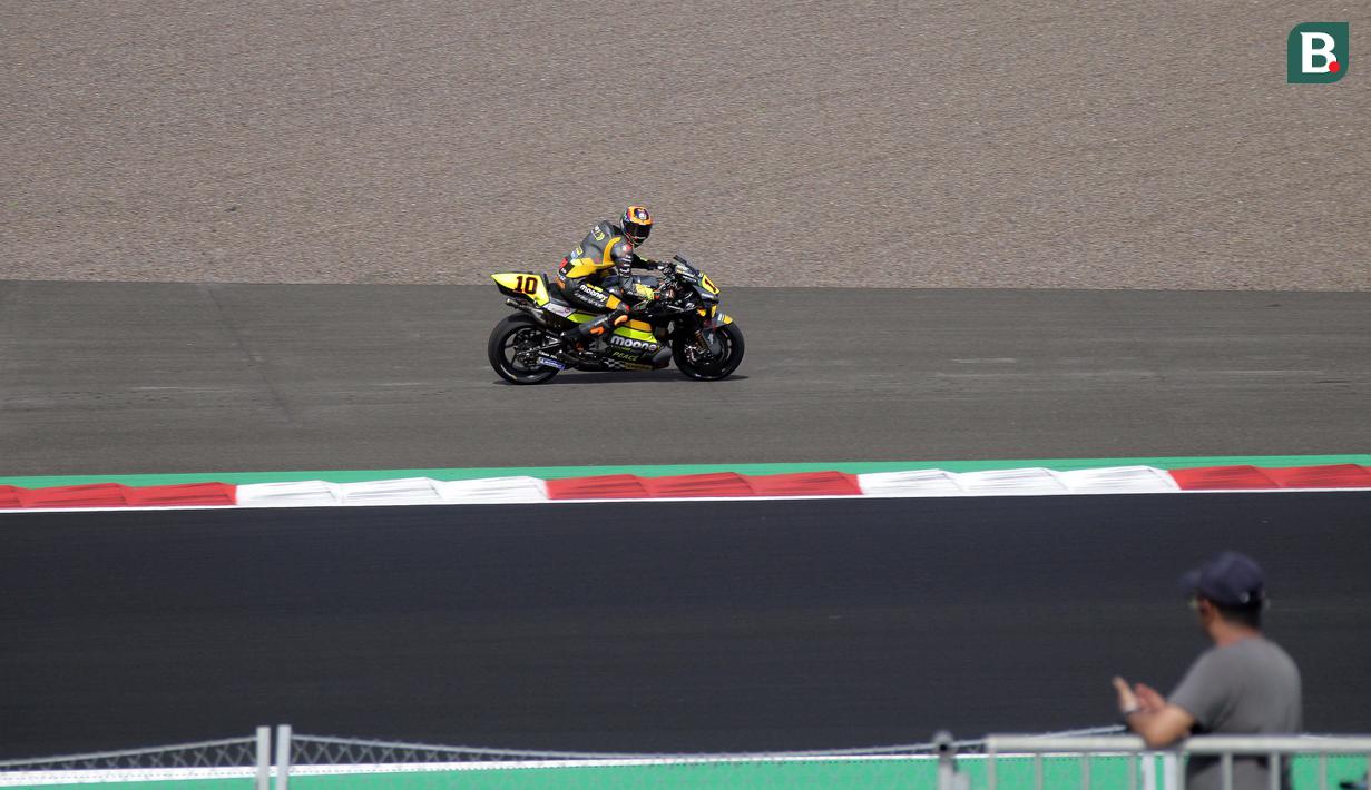 Pembalap dari Mooney VR46 Racing Team, Luca Marini saat melakukan sesi latihan bebas MotoGP Mandalika 2022 di Sirkuit Mandalika. (Bola.com/Ade Yusuf Satria)