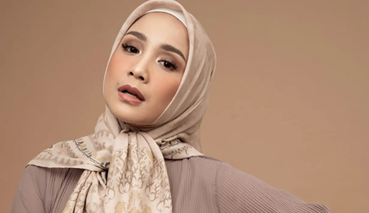 Nagita Slavina saat berhijab ini sangat pancarkan aura kecantikannya. Terlebih saat ia menjadi model pemotretan dengan hijab yang membuat netizen membanjiri komentar positif di postingan Instagram. Perempuan kelahiran 17 Februari 1988 ini terlihat elegan di foto pemotretan tersebut. (Liputan6.com/IG/@raffinagita1717)