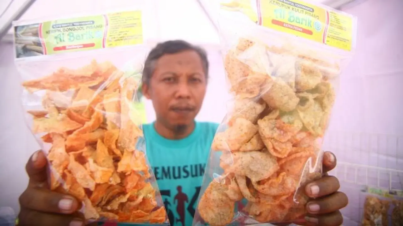 Bibit Supriyanto dan keripik bonggol pisang serta kerupuk kulit pisang buatannya​. (Dhita/Liputan6.com)