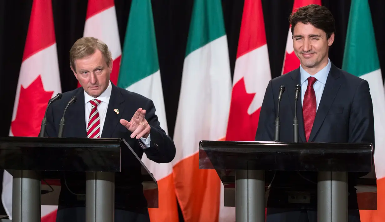 PM Kanada Justin Trudeau dan PM Irlandia, Enda Kenny menggelar konferensi pers setelah melakukan pertemuan di Montreal, Kamis (4/5). Dalam pertemuan itu, Trudeau membuat heboh lantaran kaus kaki yang dikenakannya. (Paul Chiasson/The Canadian Press via AP)