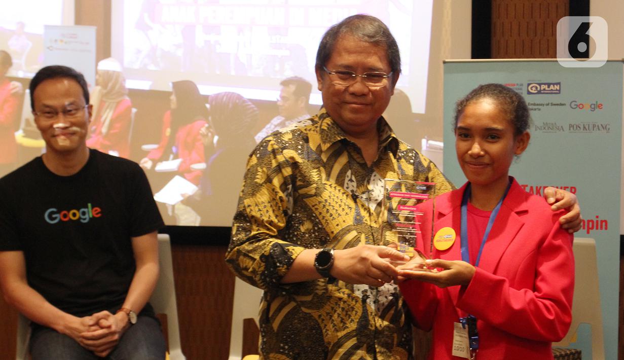 Menkominfo Rudiantara memberi penghargaan kepada Maria Paskalia Wulandika Making dalam Girls Takeover 'Sehari Jadi Menteri' yang digelar Yayasan Plan International Indonesia di kantor Google Indonesia, Jakarta, Kamis (10/10/2019). Maria terpilih dari 500 anak yang ikut seleksi.(Liputan6.com/HO/Ijal)