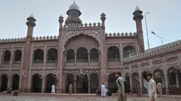Bagi umat Muslim, Ramadan merupakan bulan dimana keberkahan, ampunan, dan pahala dilipatgandakan. Tampak dalam foto, para jamaah Muslim tiba untuk melaksanakan Itikaf, selama sepuluh hari terakhir bulan Ramadan, di salah satu masjid, di Peshawar, Pakistan, Selasa 10 Maret 2026. (AP Photo/Muhammad Sajjad)
