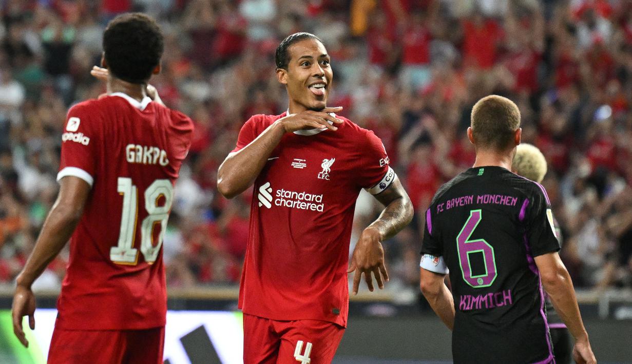 Kapten Liverpool, Virgil van Dijk melakukan selebrasi setelah mencetak gol ke gawang Bayern Munchen pada laga pra musim di Singapura, 2 Agustus 2023. Van Dijk ditunjuk sebagai kapten Liverpool menggantikan Jordan Henderson yang hengkang menuju Al Ittifaq pada bursa transfer musim panas. Hal tersebut karena dirinya dinilai merupakan salah satu sosok yang cukup berpengaruh di skuad asuhan Jurgen Klopp tersebut. Kontrak pemain asal Belanda tersebut diketahui hingga tahun 2025 mendatang dengan mendapatkan bayaran 220 ribu pounds per pekan. (AFP/Mohd Rasfan)