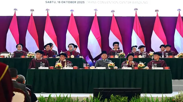 Presiden Prabowo Subianto saat menghadiri Sidang Senat Terbuka Wisuda 521 Sarjana Universitas Kebangsaan Republik Indonesia (UKRI) di Bandung, Jawa Barat, Sabtu (18/10/2025).