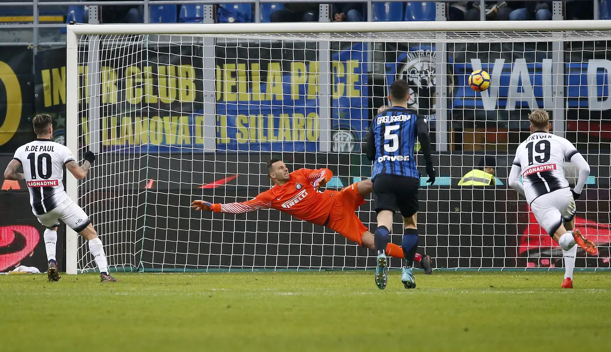 Gelandang Udinese, Rodrigo De Paul, mencetak gol ke gawang Inter Milan pada laga Serie A di Stadion Giuseppe Meazza, Milan, Sabtu (16/12/2017). Inter Milan takluk 1-3 dari Udinese. (AP/Antonio Calanni)