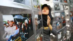 Sejumlah foto dipajang saat Jaringan Solidaritas Korban untuk Keadilan (JSKK) melakukan Aksi Kamisan ke-477 di depan Istana Negara, Jakarta, Kamis (19/1). (Liputan6.com/ Immanuel Antonius)