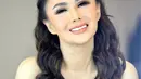 Model rambut panjang bergelombang juga pernah terlihat dalam penampilan Yuni Shara saat di atas panggung. Tatanan rambut yang sederhana serta makeup flawless, penampilan kakak Krisdayanti ini pun curi perhatian netizen. (Liputan6.com/IG/@yunishara36)