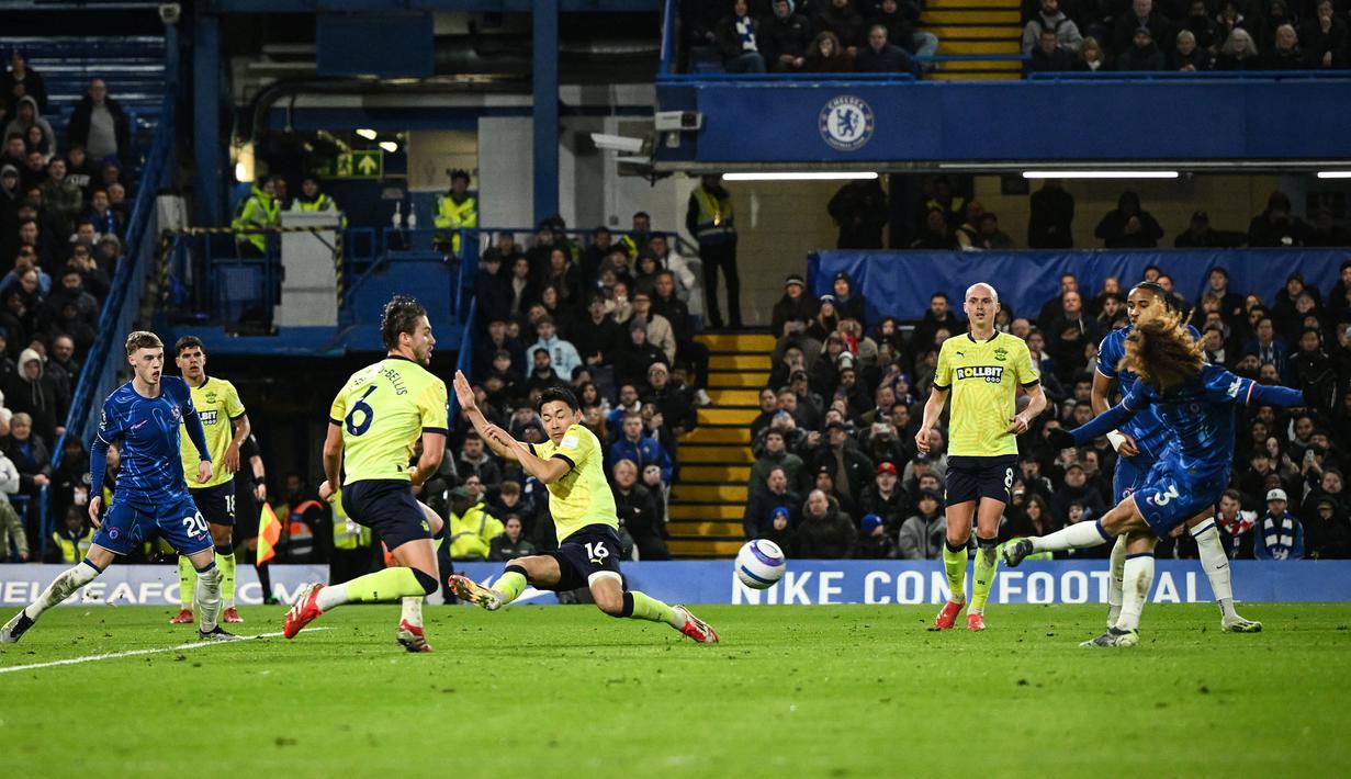 Pemain Chelsea, Marc Cucurella (kanan) mencetak gol ke gawang gawang Southampton dalam laga lanjutan Liga Inggris 2024/2025 di Stamford Bridge, London, Rabu (26/02/2025) WIB. (AFP/Justin Tallis)