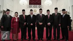 Anggota Komisi Kepolisian Nasional (Kompolnas) periode 2016-2020 berpose bersama usai dilantik Presiden di Istana Kepresidenan, Jakarta, Jumat (13/5). (Lipuatan6.com/Faizal Fanani)