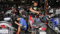 Sejumlah pekerja terlihat menservice motor yang akan dipersiapkan untuk mudik Lebaran. (Liputan6.com/Faizal Fanani)