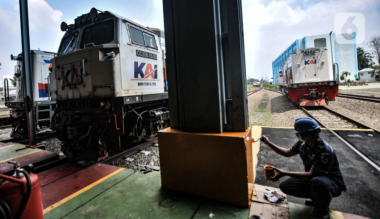 Aktivitas petugas di Depo Kereta Cipinang, Jakarta, Kamis (29/4/2021).  Depo Kereta Cipinang merupakan fasilitas perawatan kereta terbesar di Indonesia yang berfungsi sebagai tempat pemantauan kelayakan lokomotif dan gerbong sebelum beroperasi. (merdeka.com/Iqbal S. Nugroho)