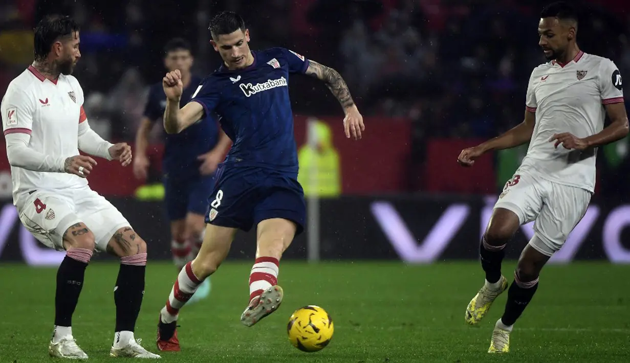 Mereka menempati posisi keempat klasemen dengan nilai 38, tertinggal 10 angka dari Real Madrid dan Girona yang ada di posisi dua besar. (CRISTINA QUICLER/AFP)