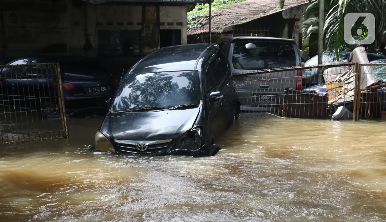 Kondisi mobil yang terseret arus banjir di perumah Ciledug Indah, Tangerang, Banten, Kamis (2/1/2020). Sebelumnya, media sosial diramaikan dengan video sejumlah mobil yang terseret arus banjir hingga ratusan meter ke arah dalam perumahan Ciledug Indah. (Liputan6.com/Angga Yuniar)