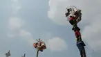 Sejumlah orang berusaha menggapai hadiah dalam lomba panjat pinang di kawasan Tugu Monas, Jakarta, (31/8/2014). (Liputan6.com/Helmi Fithriansyah)