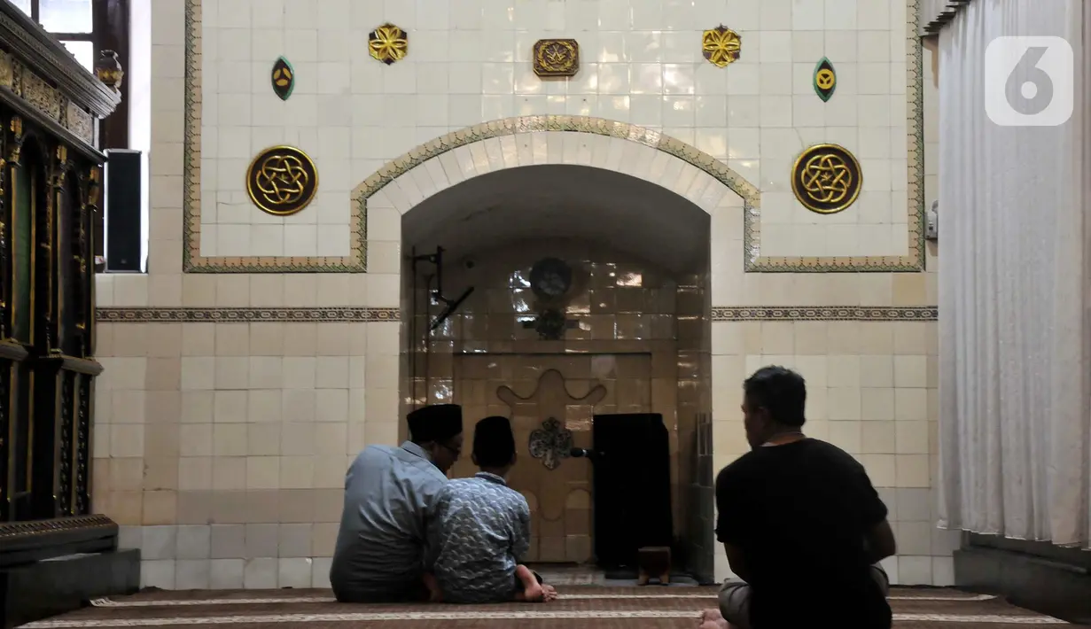 Umat muslim melaksanakan ibadah di Masjid Agung Demak, Bintoro, Demak, Jawa Tengah, pada akhir Maret 2022. Secara filosofis, gambar serupa bulus yang berada pada Masjid Agung Demak menggambarkan tahun pembangunan masjid tersebut yaitu 1401 Saka. (merdeka.com/Iqbal S. Nugroho)