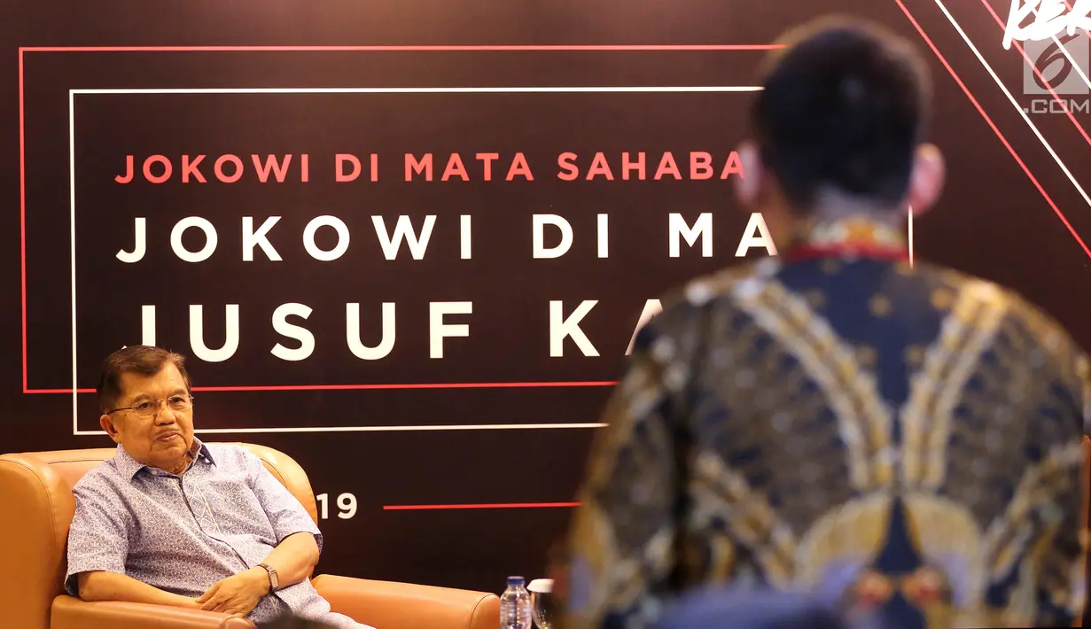 Wakil Presiden Jusuf Kalla mendengarkan pertanyaan dari kaum muda millenial di komunitas Kamis Kerja saat menghadiri dialog yang bertemakan Jokowi di Mata Sahabat: Jokowi Di Mata Jusuf Kalla, Jakarta, Kamis (21/3). (Liputan6.com/Fery Pradolo)