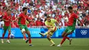 Di babak kedua, Spanyol bangkit dan membalikkan kedudukan lewat gol yang dicetak Fermin Lopez dan Juanlu Sanchez. (Sylvain THOMAS / AFP)