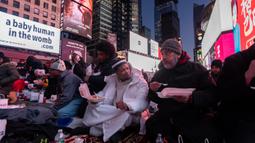 Mereka berkumpul untuk berbuka puasa bersama serta melaksanakan salat Maghrib dan tarawih berjamaah. (Adam GRAY/AFP)