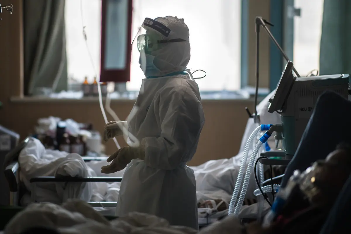 Petugas Medis Tangani Pasien Virus Corona di Ruang ICU RS Wuhan