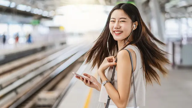 ceria tersenyum cantik santai mandiri single membawa ponsel