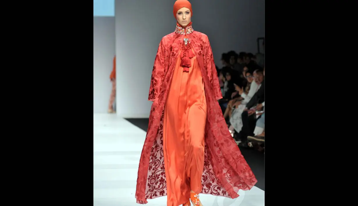 Koleksi Itang Yunasz dalam pagelaran Jakarta Fashion Week 2015 ini menggunakan motif ikat, Minggu (2/11/2014). (Liputan6.com/Panji Diksana)