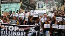 Para pemrotes membawa poster dan spanduk saat mengiringi pemakaman jenazah Kian Loyd delos Santos di Caloocan, Filipina (26/8). Para pemrotes menuntut keadilan untuk kasus penembakan Kian Loyd. (AP Photo/Bullit Marquez)