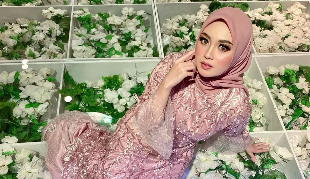 Dalam beberapa foto yang diunggah, wanita kelahiran 11 November 1999 ini pun cukup sering tampil dengan busana bernuansa pastel. Bahkan. Penampilannya saat menggunakan busana berwarna pink salem ini juga tak luput dari perhatian netizen. (Liputan6.com/IG/@nblh.ayu)