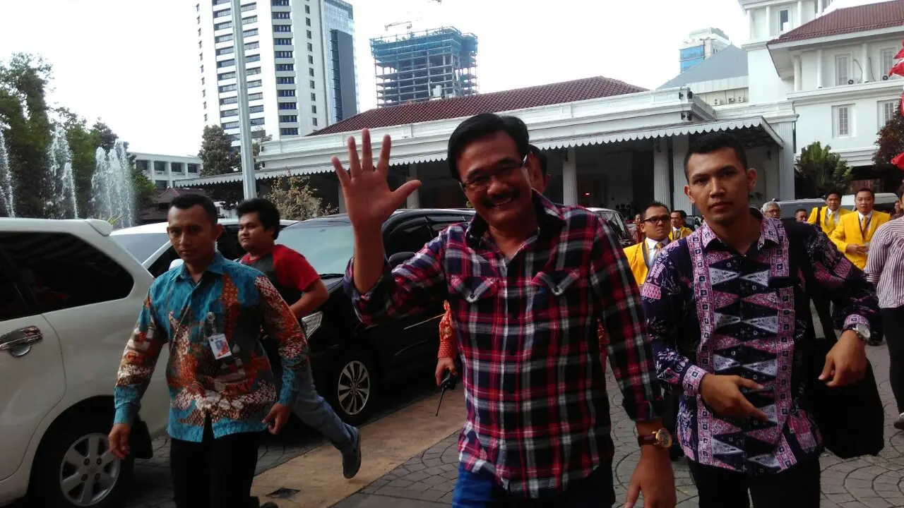  Keluar dari kantor Ahok bersama Djarot kompak menggunakan baju kotak-kotak berwarna biru, putih, merah.